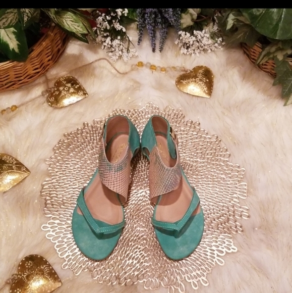 London Fog Embossed Faux Croc Tote - Picture 15 of 15